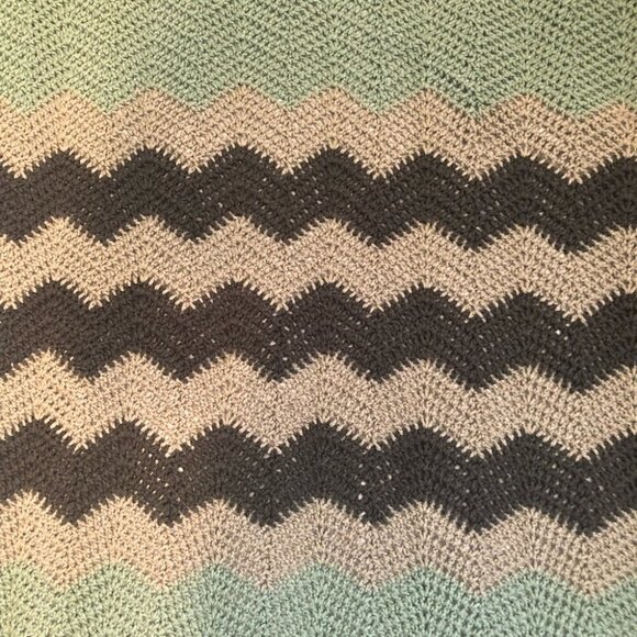 New Crochet Blanket in 3 Shades of Green Aprox 3 1/2  X 5 ft - Picture 4 of 7